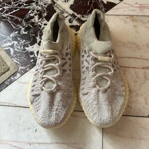 NIB ADIDAS YEEZY 350 V2 CMPCT CASUAL
SHOES